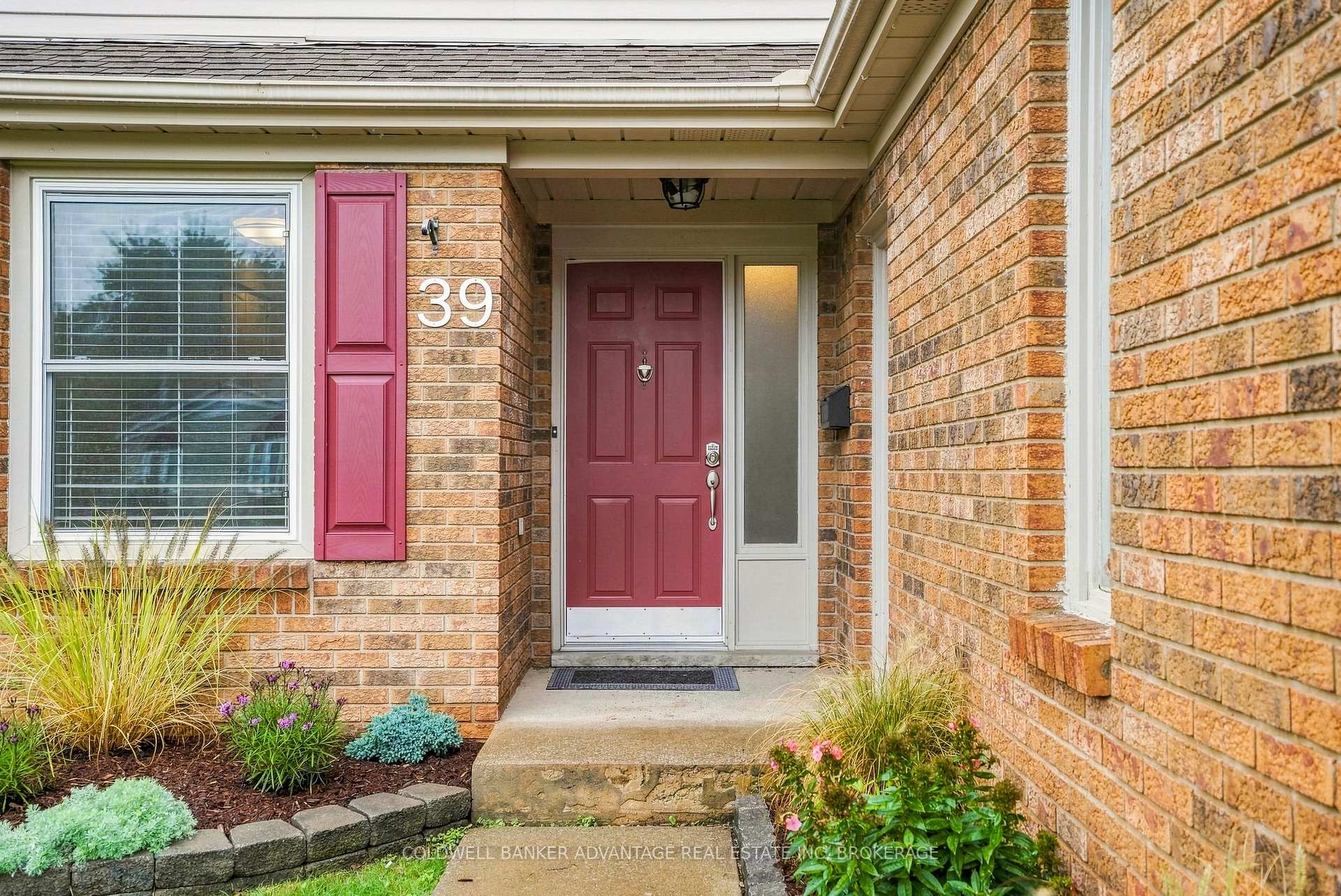 Photo 3 of 39 Dundee Drive, St. Catharines, Secord Woods — HOMEH