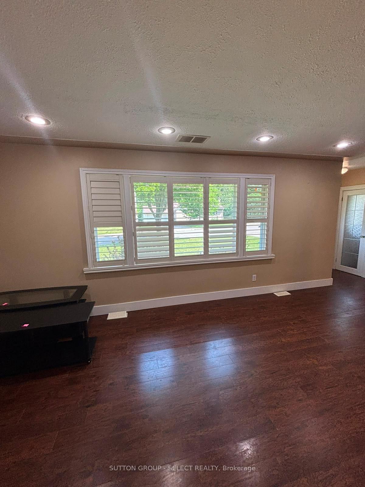 Photo 6 of 316 Ridgewood Crescent, London, South D — HOMEH