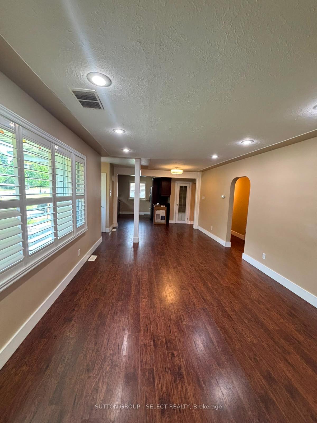Photo 8 of 316 Ridgewood Crescent, London, South D — HOMEH