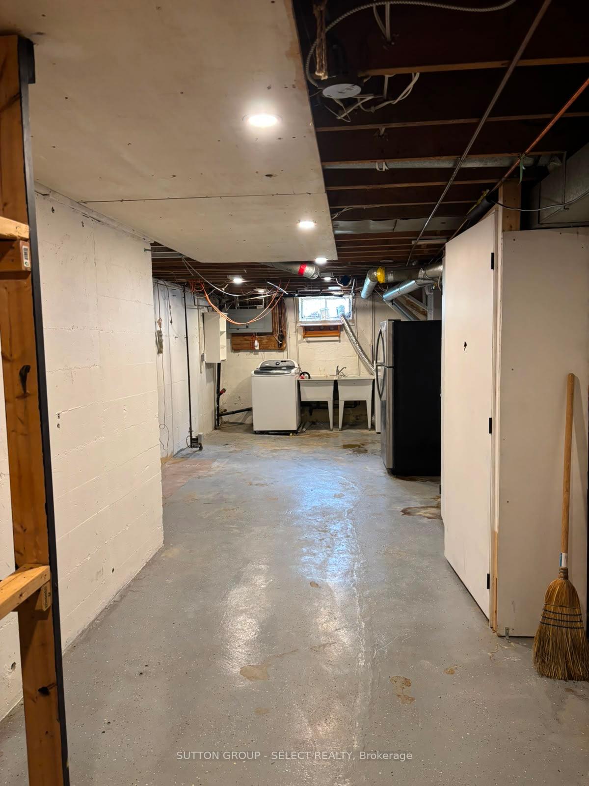 Photo 9 of 316 Ridgewood Crescent, London, South D — HOMEH