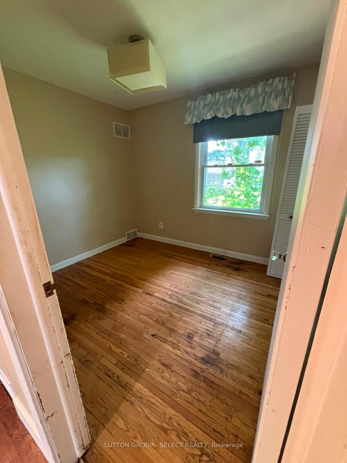 Photo 11 of 316 Ridgewood Crescent, London, South D — HOMEH
