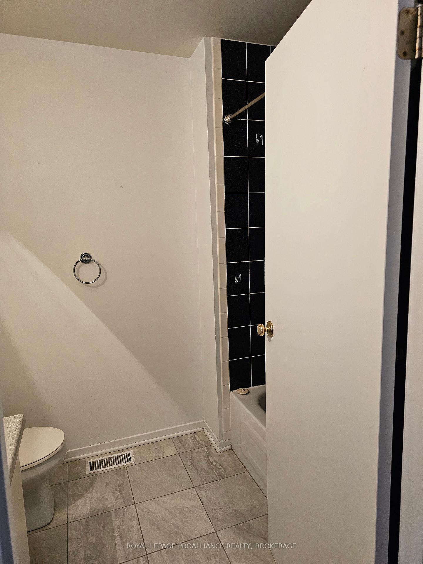 Photo 17 of 915 Warburton Crescent, Kingston, East Gardiners Rd — HOMEH