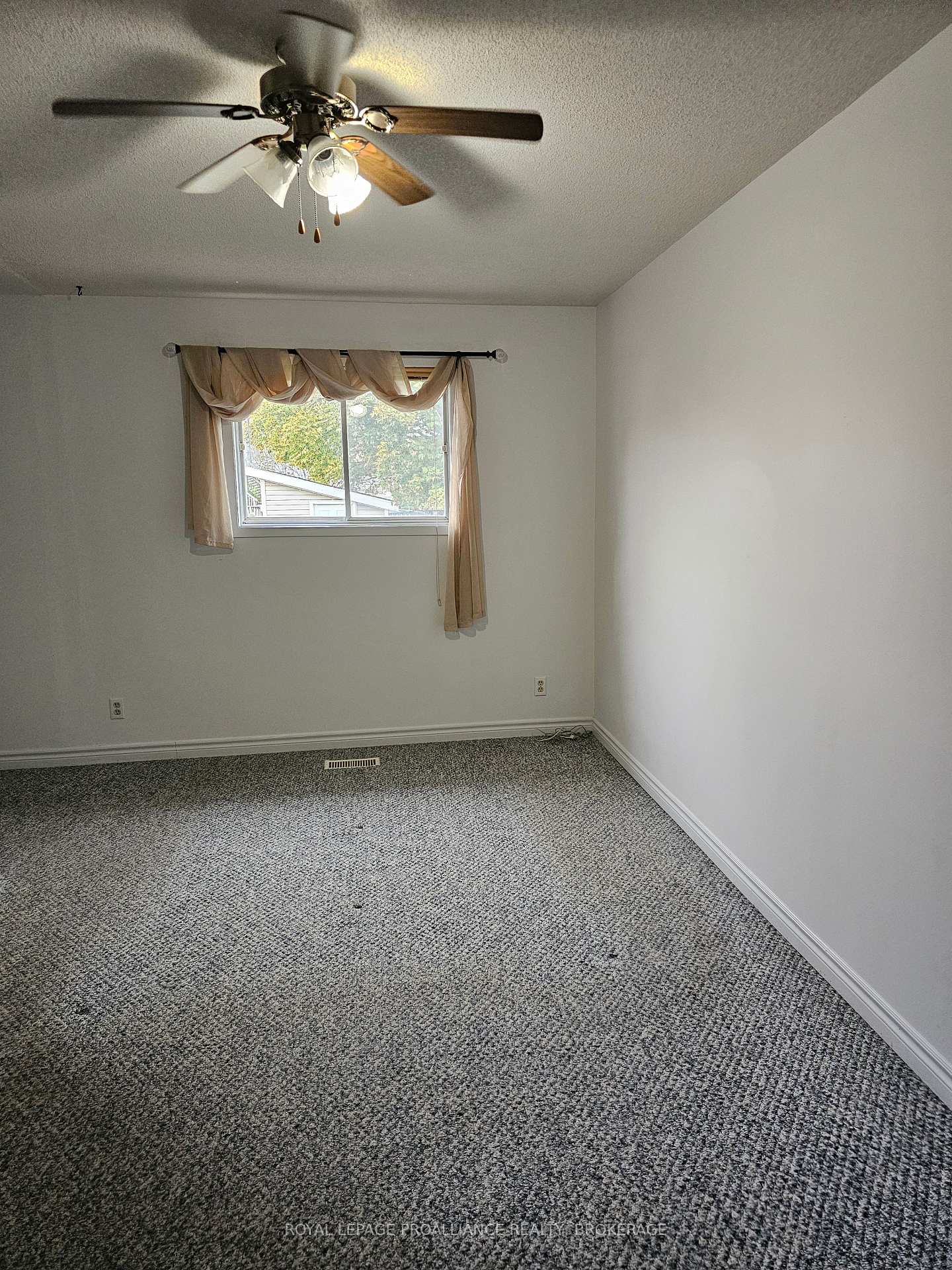Photo 21 of 915 Warburton Crescent, Kingston, East Gardiners Rd — HOMEH