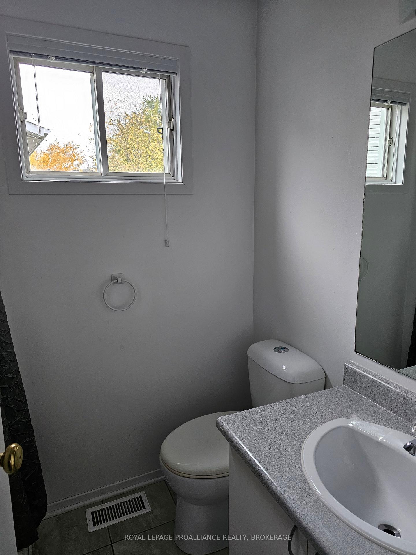 Photo 25 of 915 Warburton Crescent, Kingston, East Gardiners Rd — HOMEH