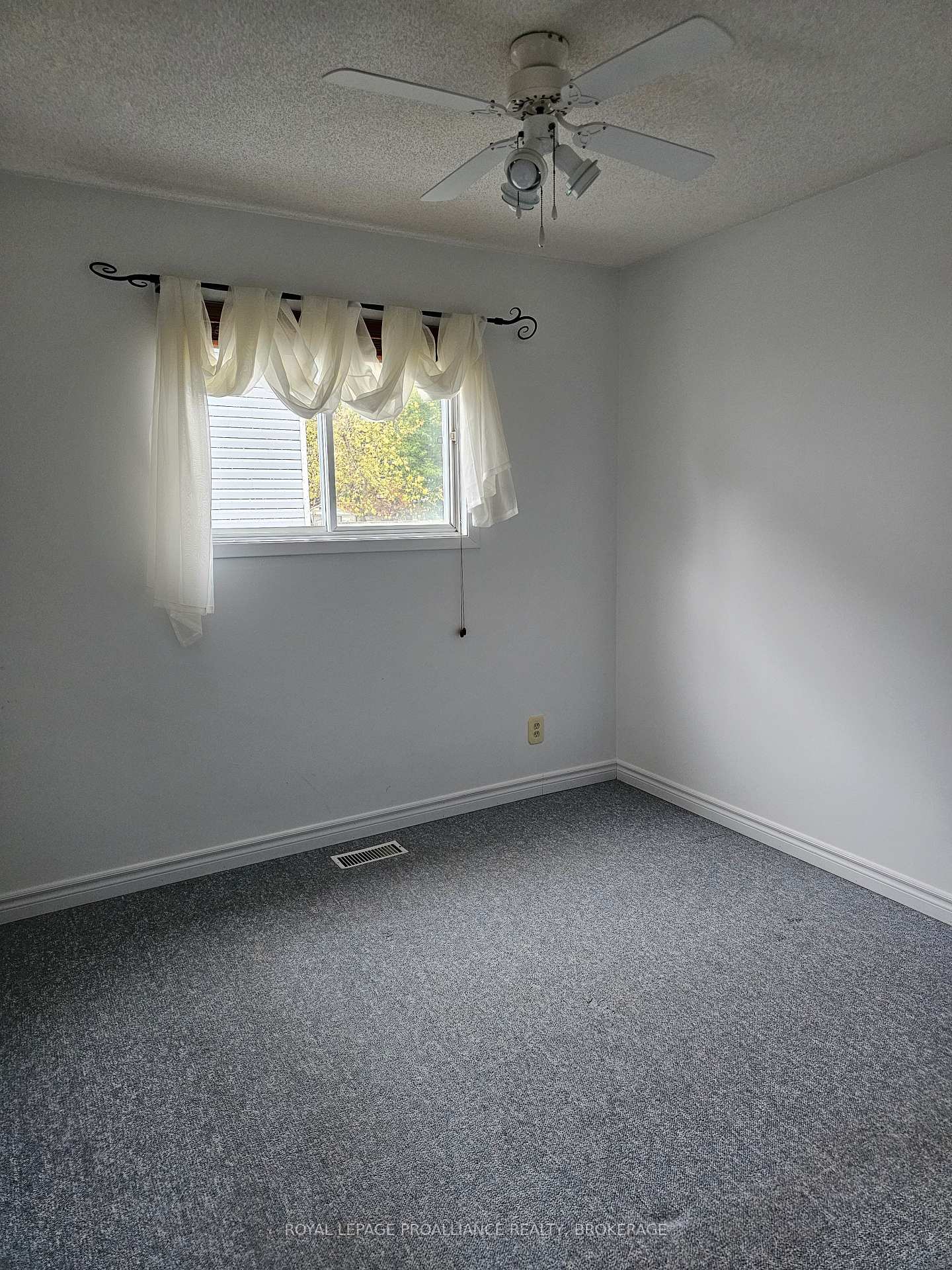 Photo 31 of 915 Warburton Crescent, Kingston, East Gardiners Rd — HOMEH
