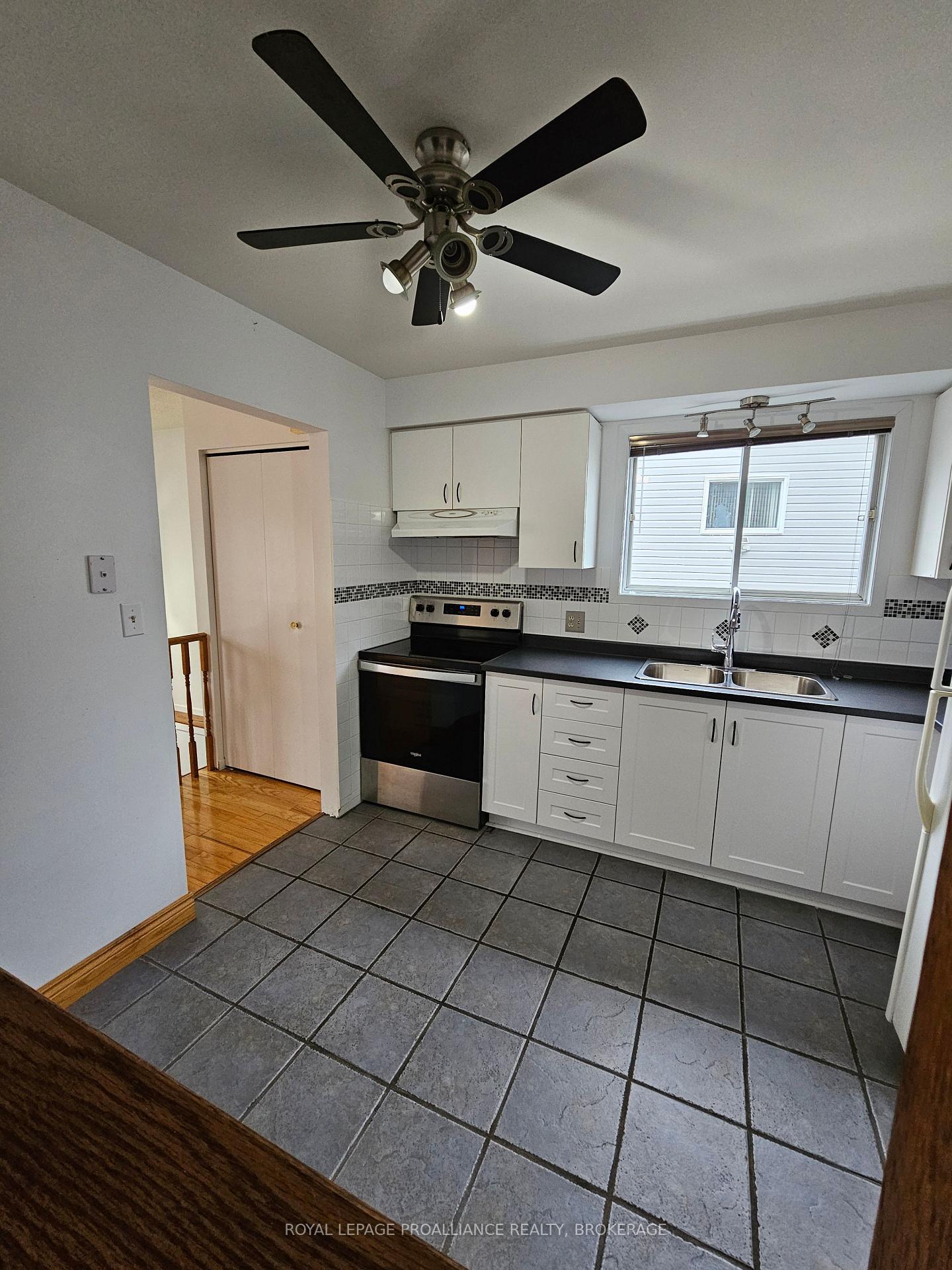 Photo 33 of 915 Warburton Crescent, Kingston, East Gardiners Rd — HOMEH