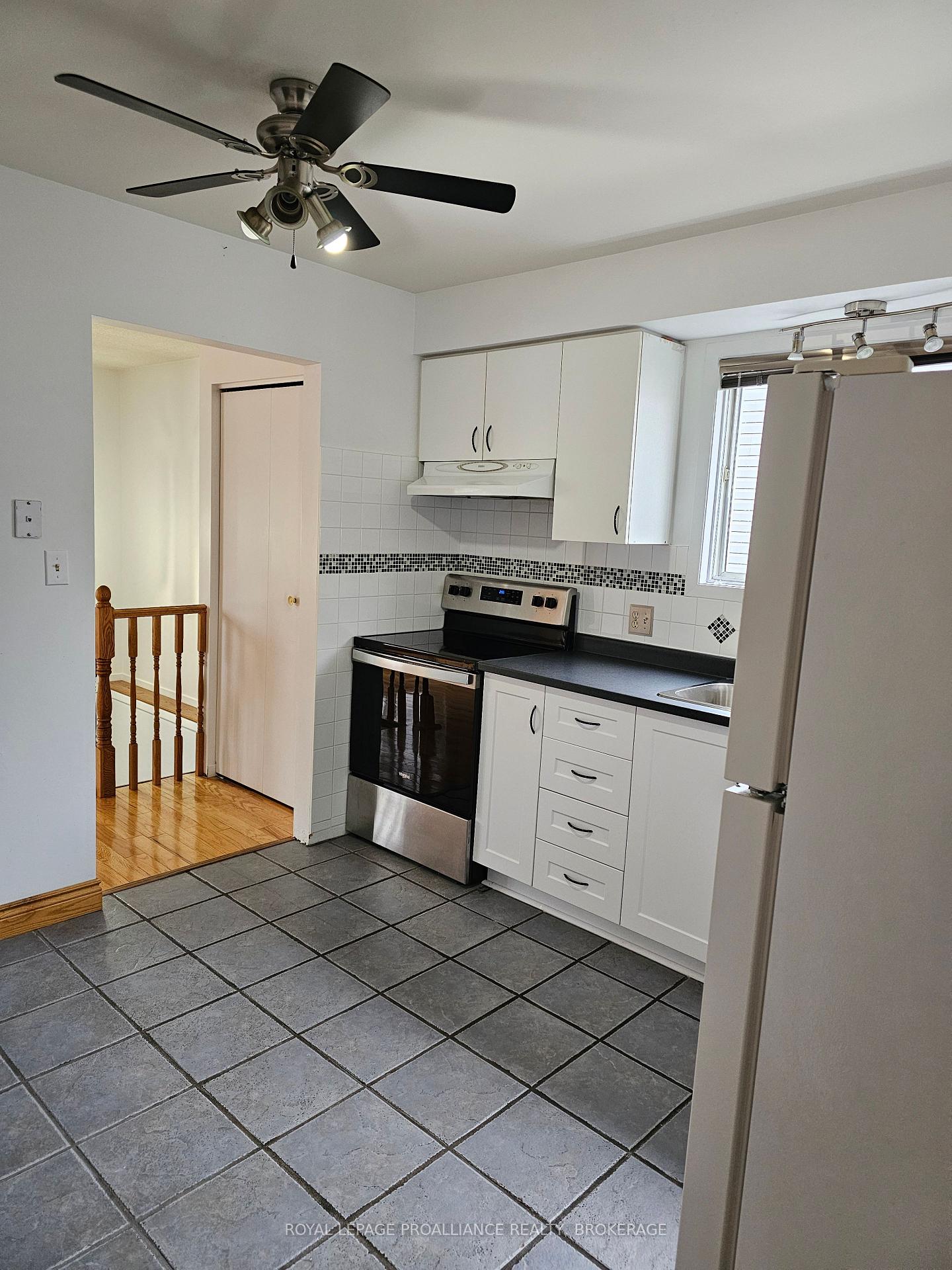 Photo 35 of 915 Warburton Crescent, Kingston, East Gardiners Rd — HOMEH