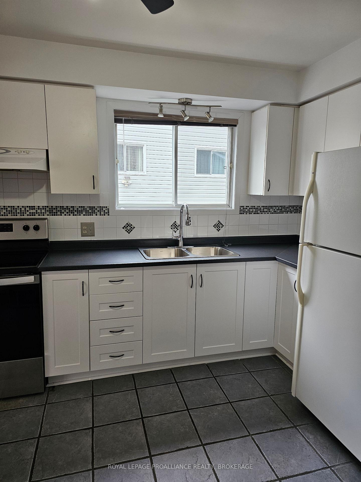 Photo 37 of 915 Warburton Crescent, Kingston, East Gardiners Rd — HOMEH