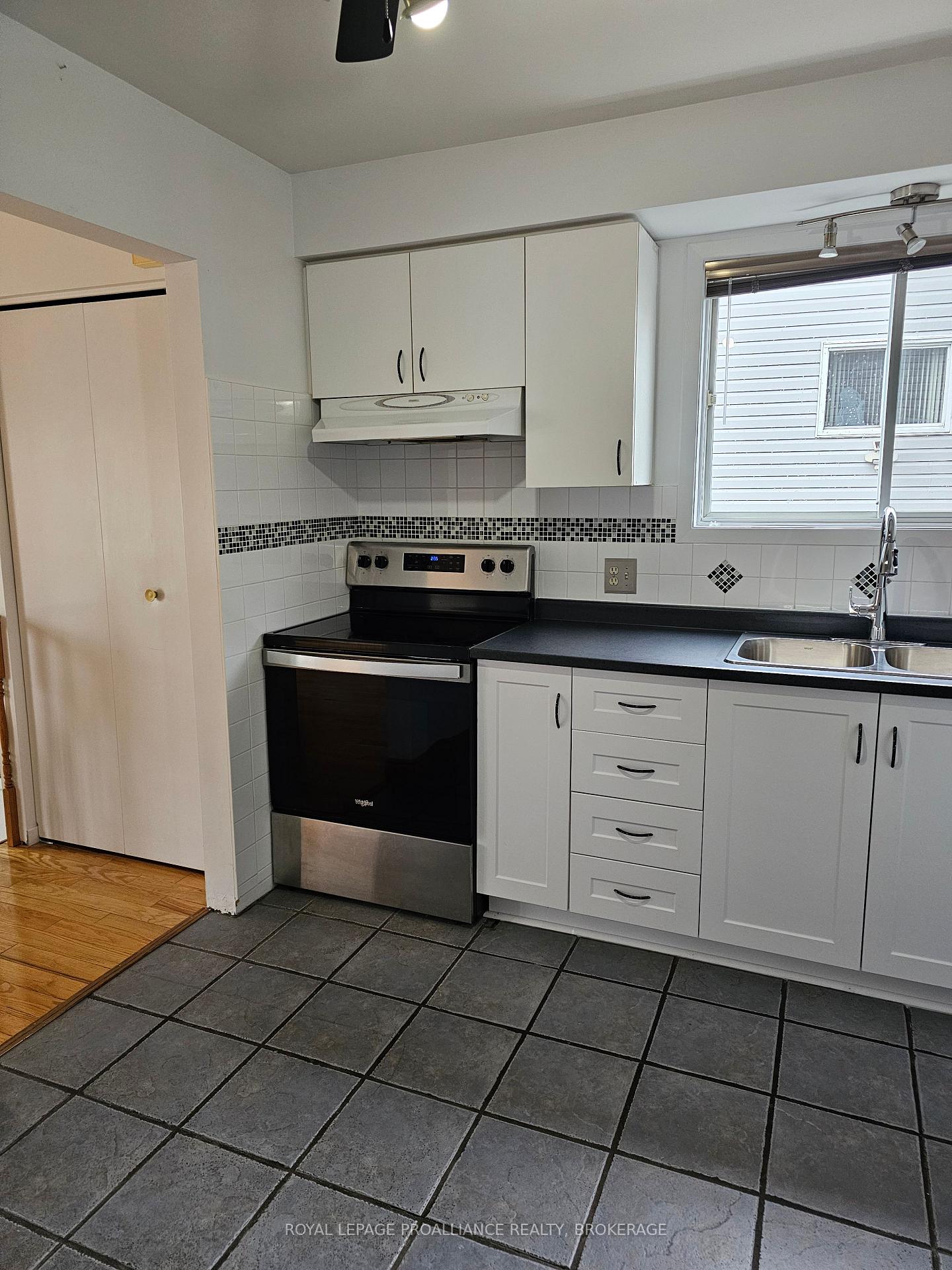 Photo 39 of 915 Warburton Crescent, Kingston, East Gardiners Rd — HOMEH