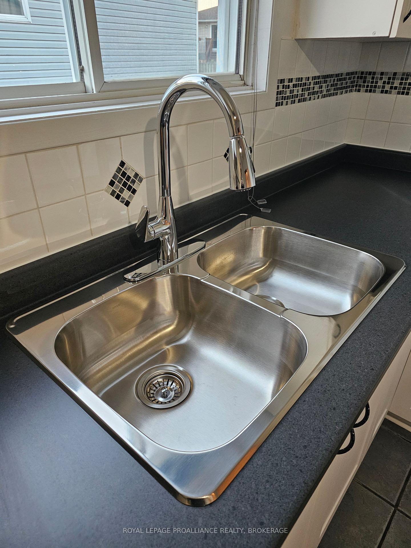 Photo 41 of 915 Warburton Crescent, Kingston, East Gardiners Rd — HOMEH