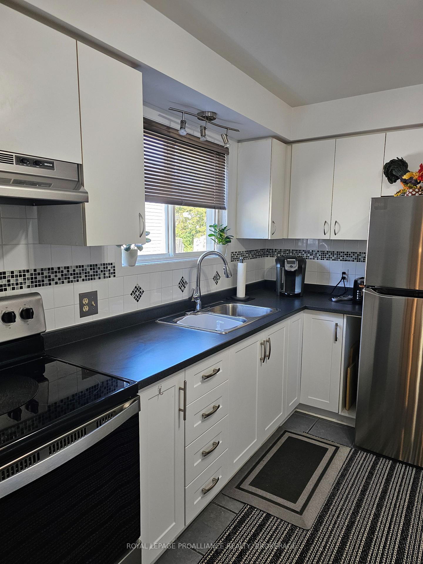 Photo 20 of 915 Warburton Crescent, Kingston, East Gardiners Rd — HOMEH