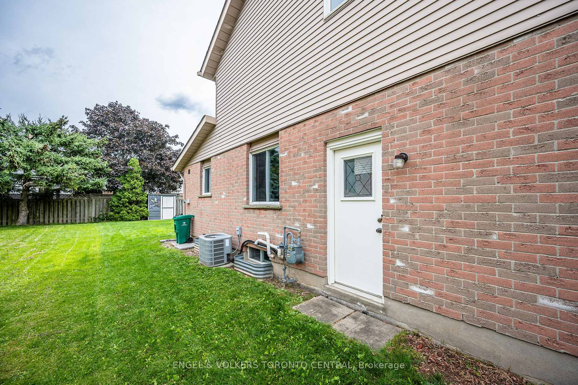 Photo 3 of 601 Pinerow Crescent, Waterloo, Westvale — HOMEH