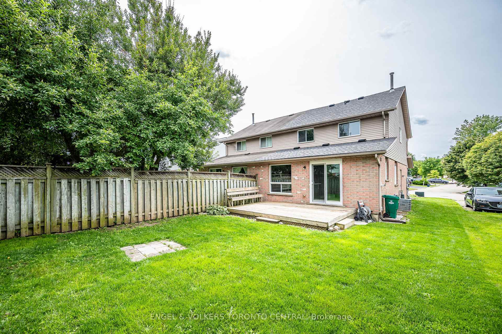 Photo 4 of 601 Pinerow Crescent, Waterloo, Westvale — HOMEH