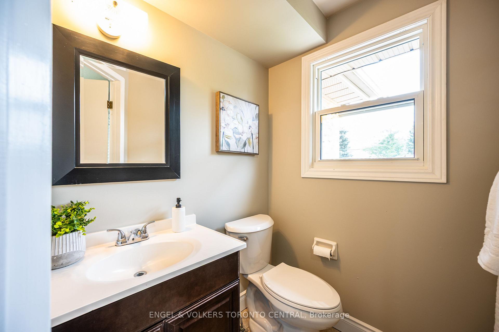 Photo 5 of 601 Pinerow Crescent, Waterloo, Westvale — HOMEH