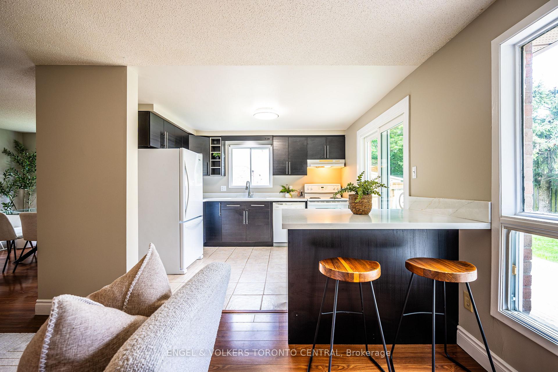 Photo 10 of 601 Pinerow Crescent, Waterloo, Westvale — HOMEH