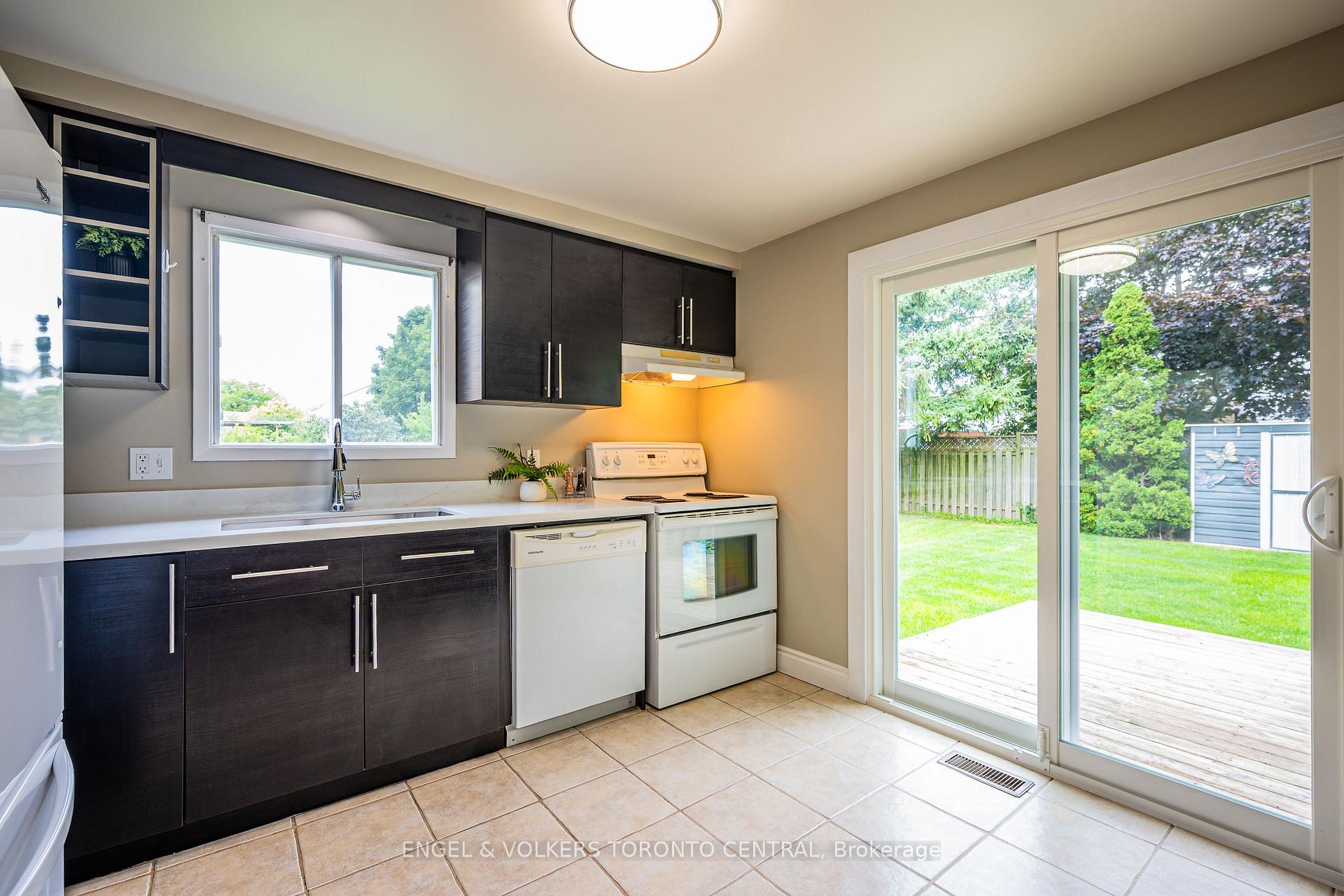 Photo 12 of 601 Pinerow Crescent, Waterloo, Westvale — HOMEH