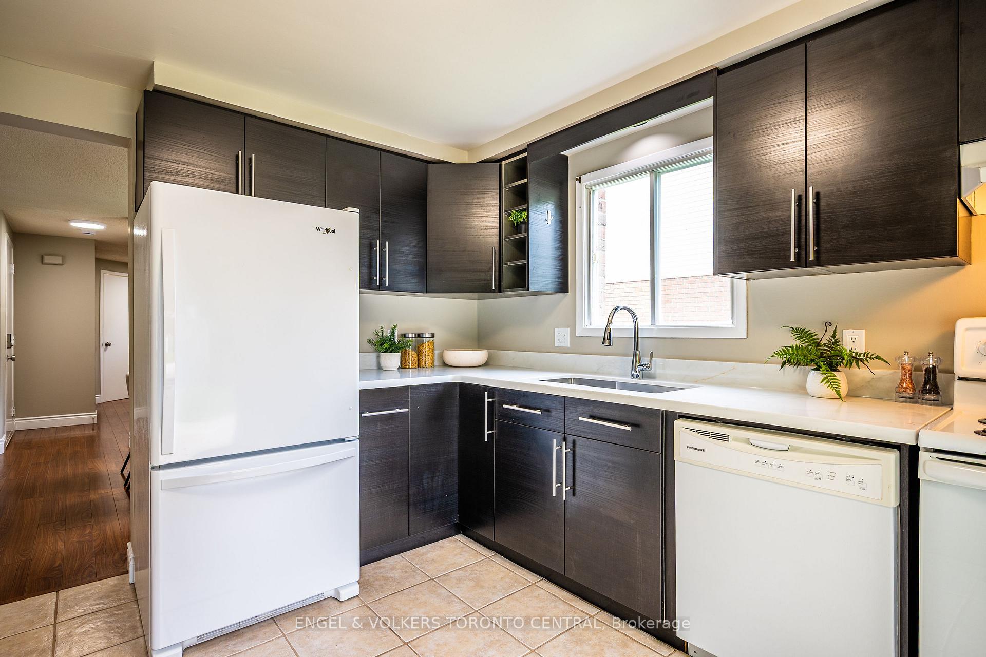 Photo 13 of 601 Pinerow Crescent, Waterloo, Westvale — HOMEH