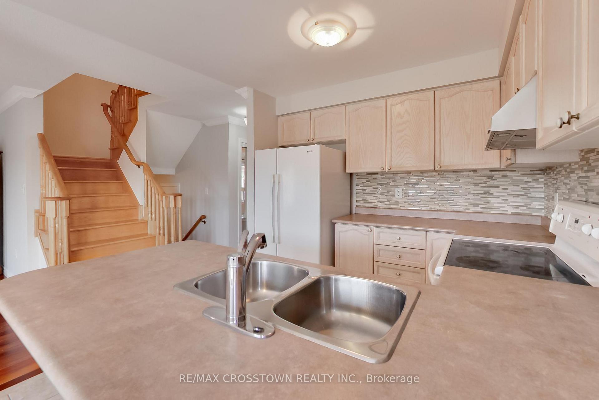 Photo 10 of 50 Petermann Street, Aurora, Bayview Northeast — HOMEH