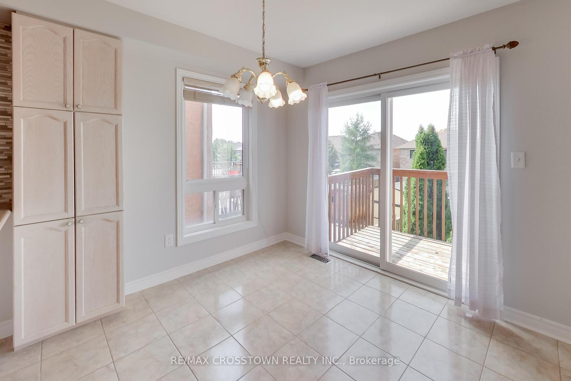 Photo 13 of 50 Petermann Street, Aurora, Bayview Northeast — HOMEH