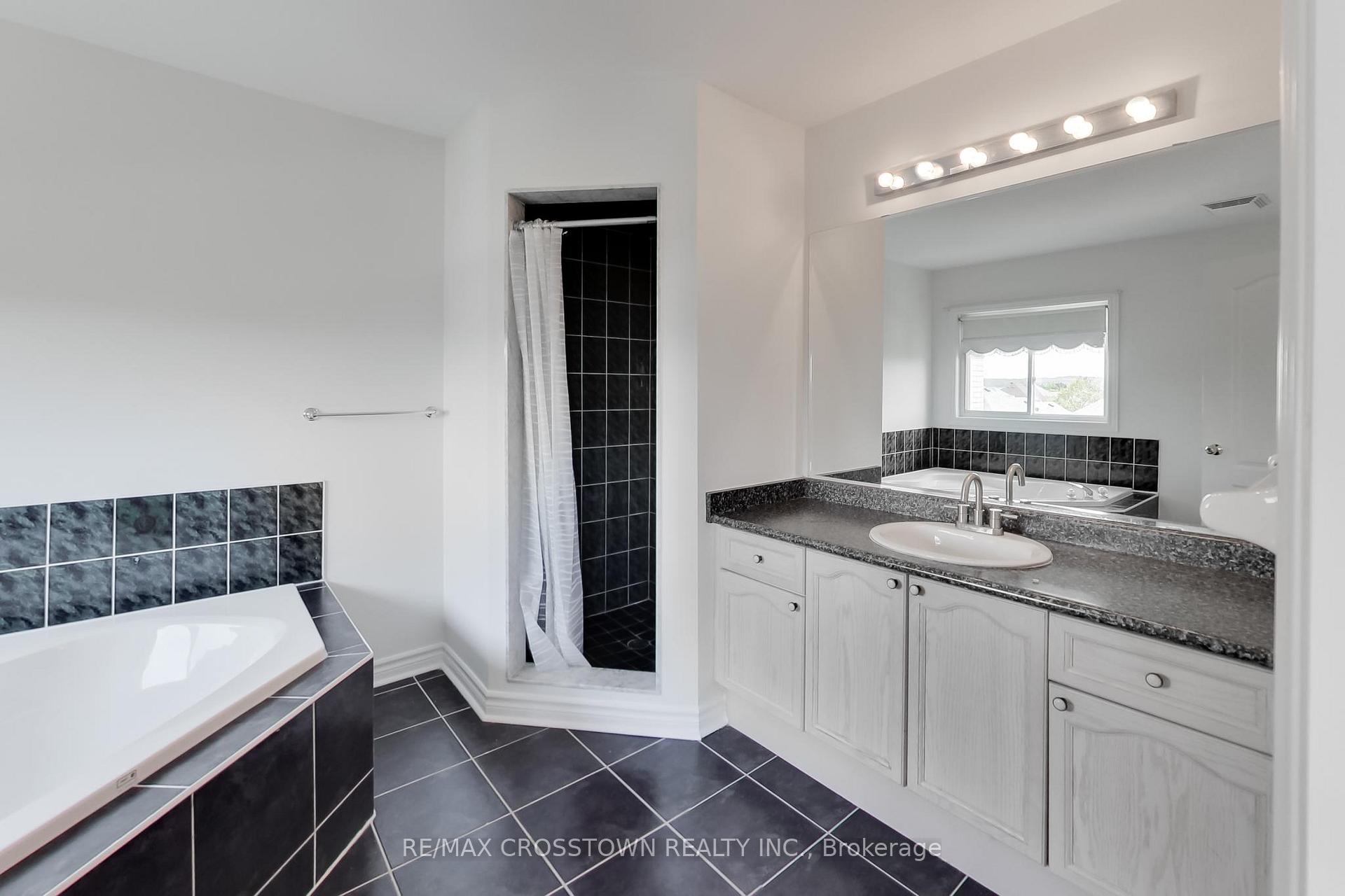 Photo 24 of 50 Petermann Street, Aurora, Bayview Northeast — HOMEH