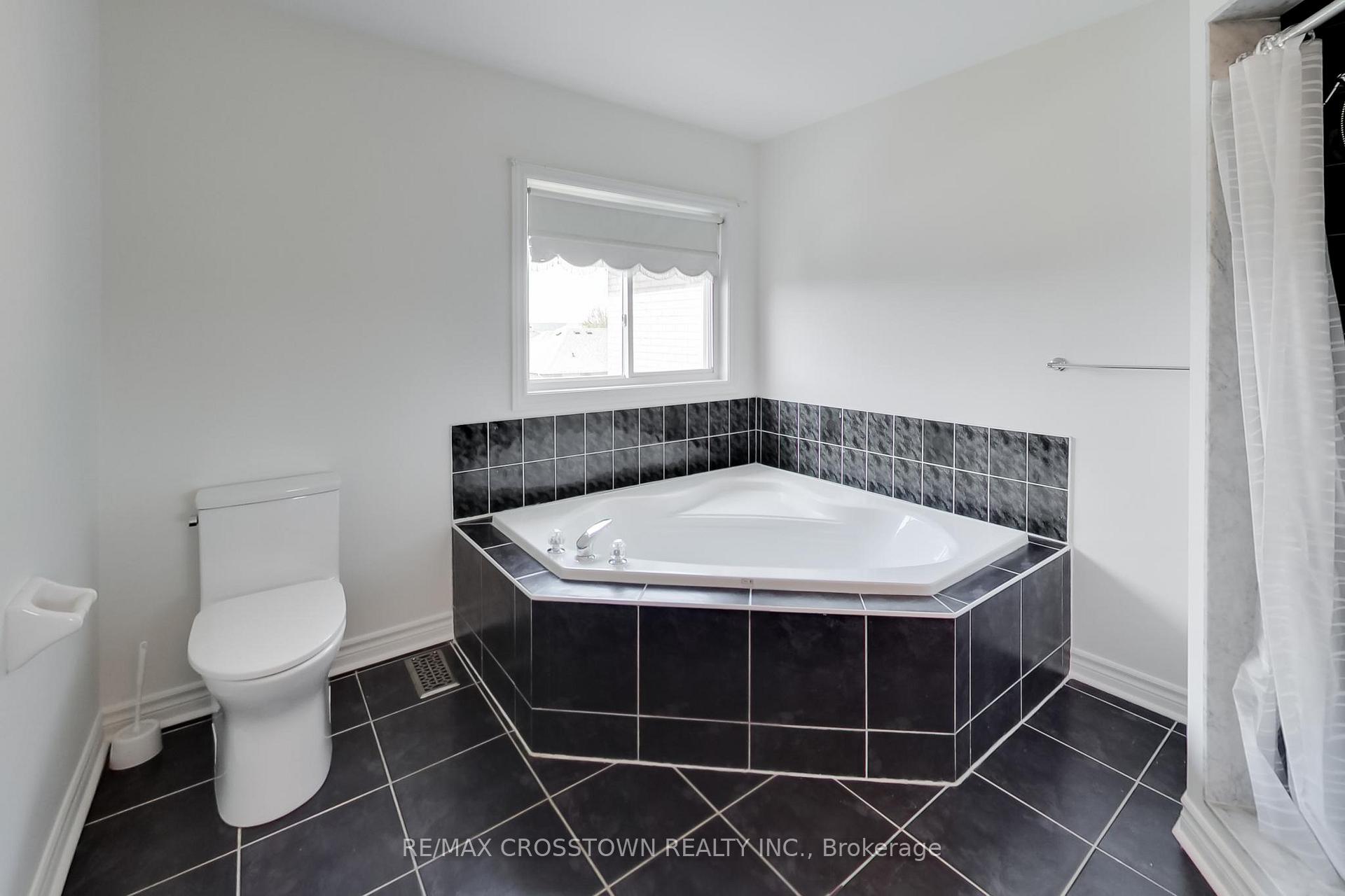 Photo 25 of 50 Petermann Street, Aurora, Bayview Northeast — HOMEH