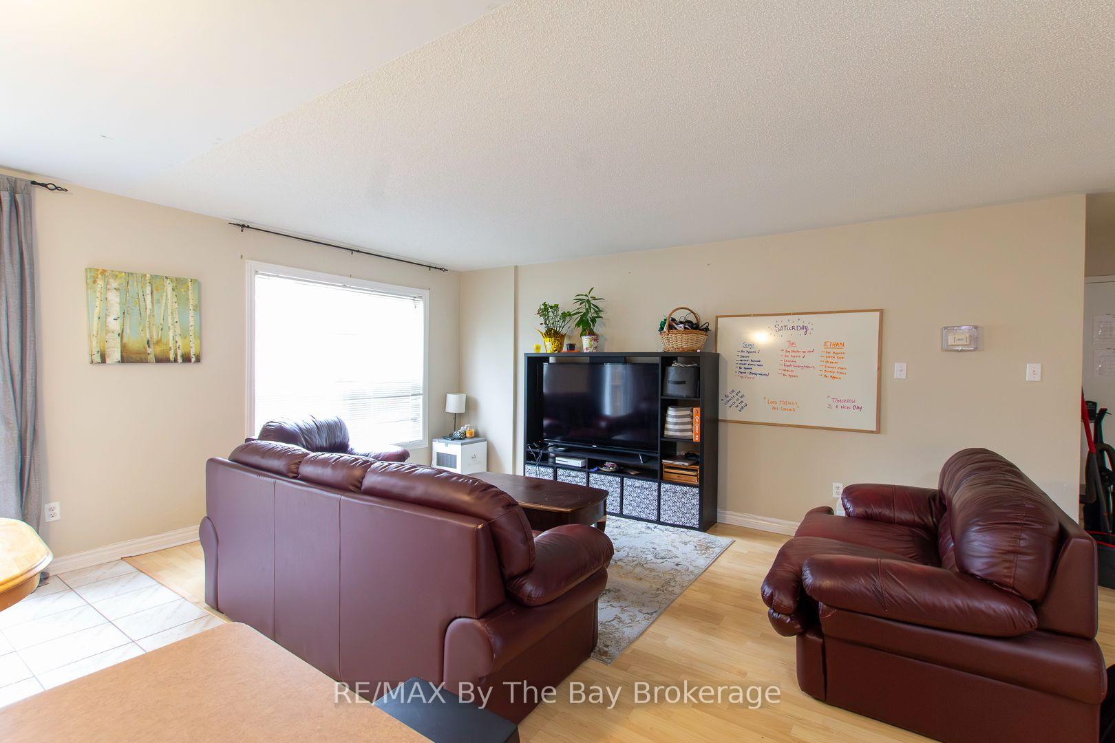 Photo 4 of 48 Rose Valley Way, Wasaga Beach — HOMEH