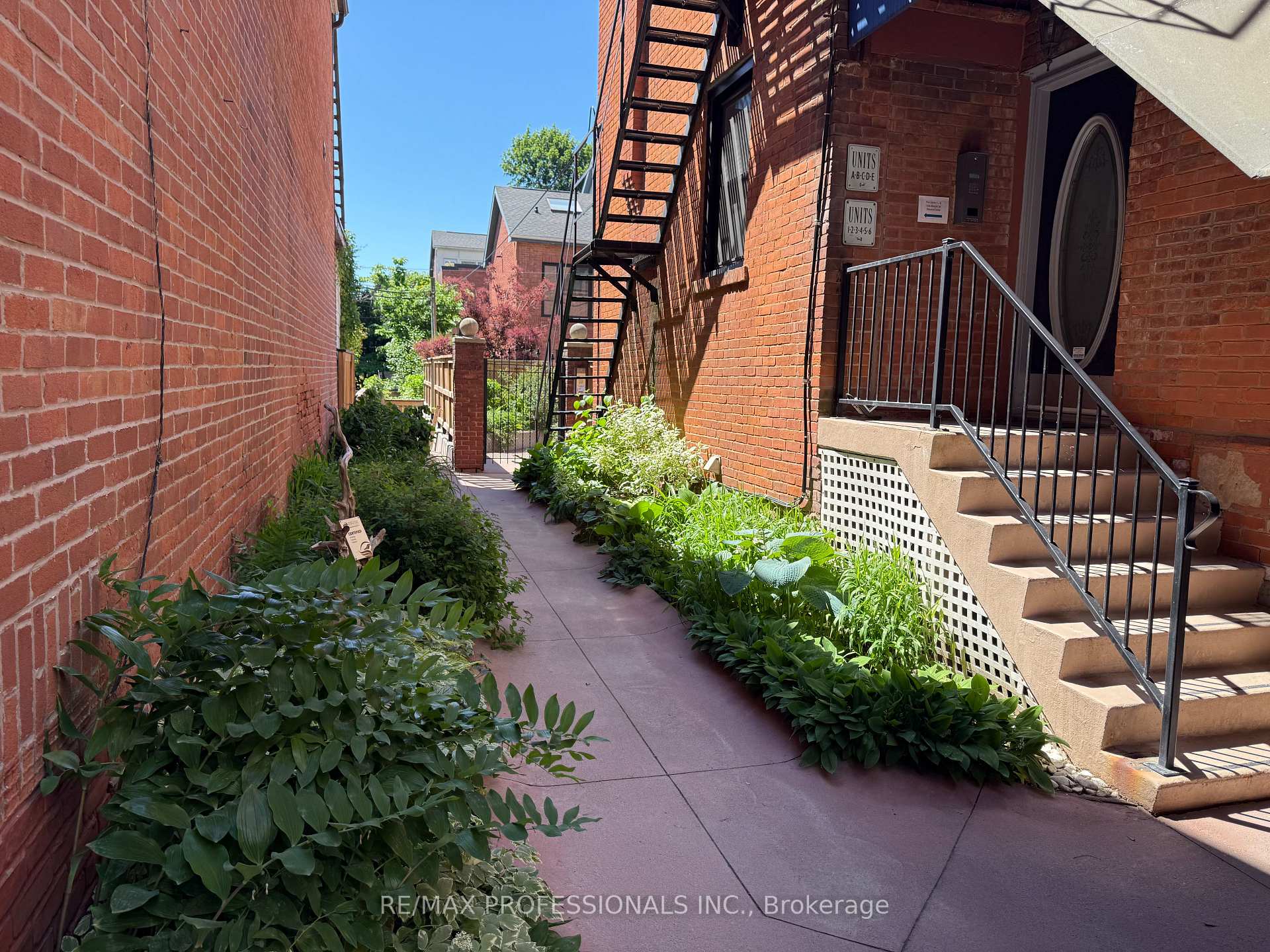 Photo 3 of Unit C, 253 Wellesley Street, Toronto, Cabbagetown-South St. James Town — HOMEH