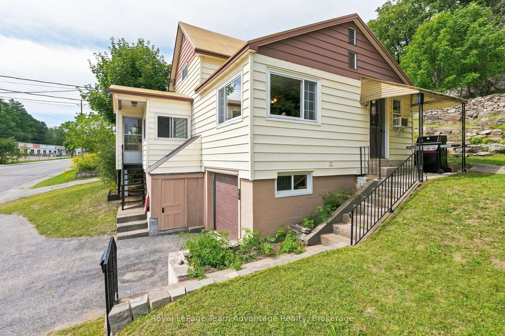 Photo 4 of 65 Isabella Street, Parry Sound — HOMEH