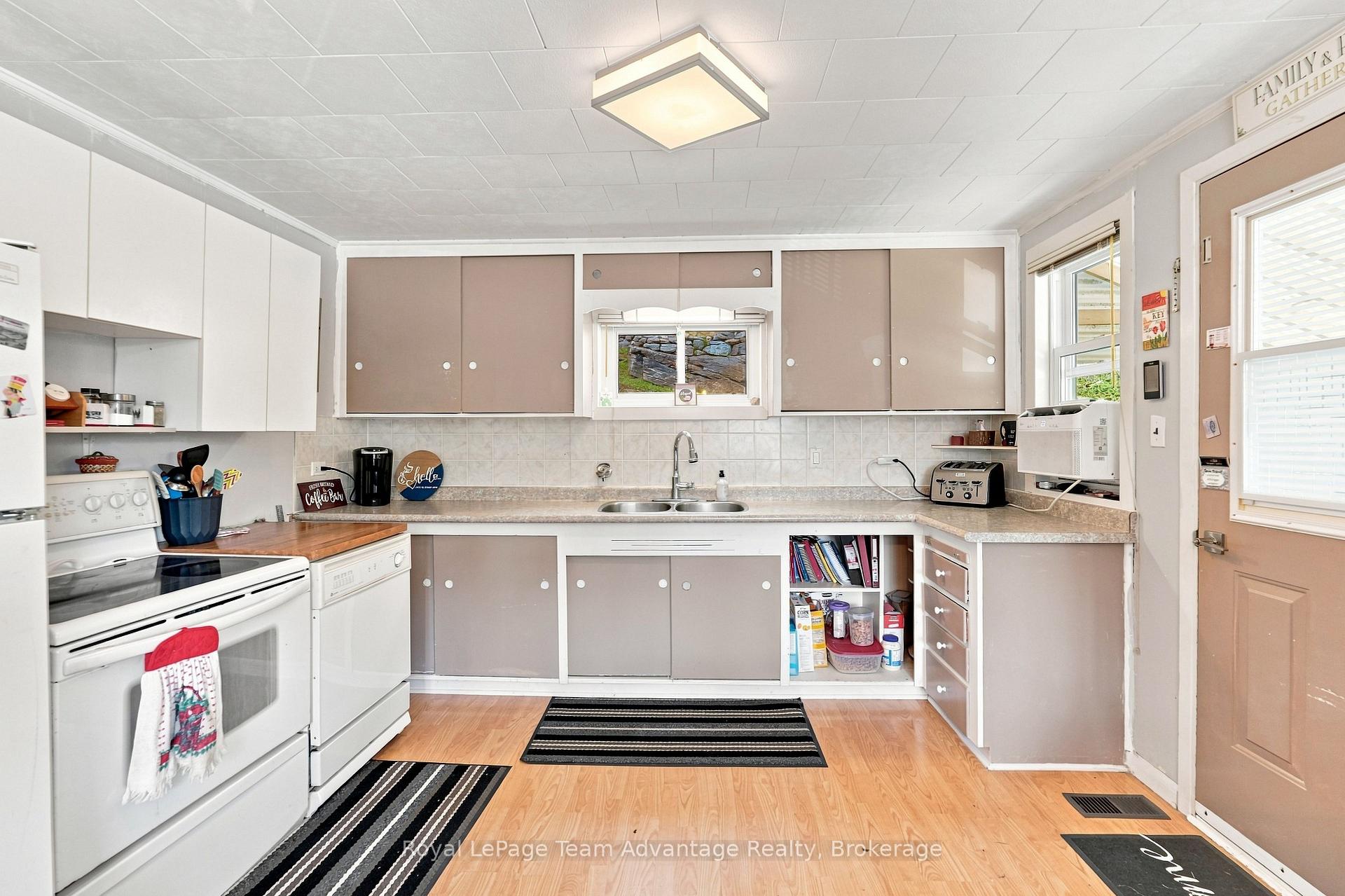 Photo 5 of 65 Isabella Street, Parry Sound — HOMEH