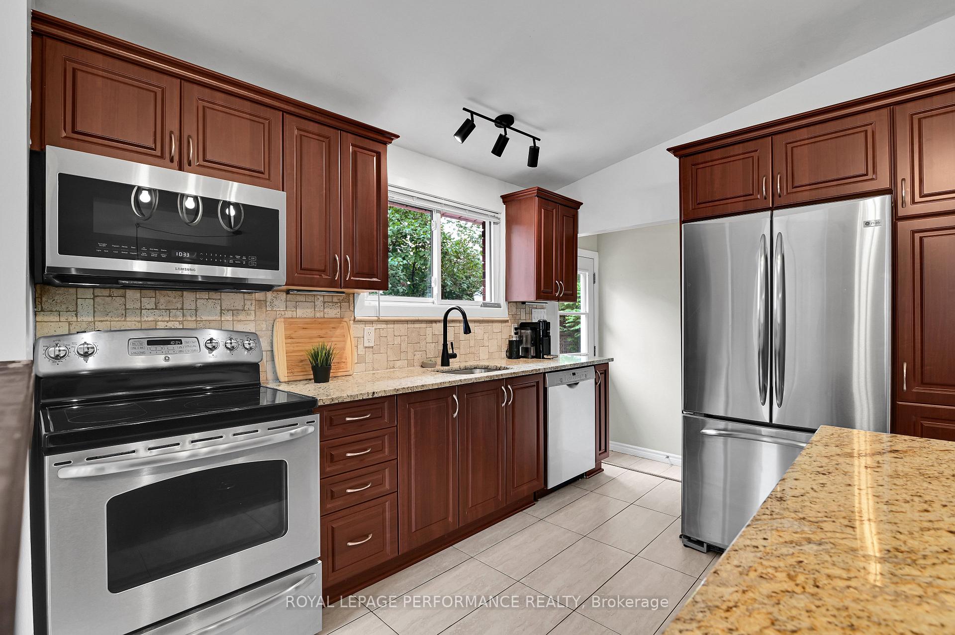 Photo 10 of 2376 Urbandale Drive, Ottawa, Elmvale Acres/Urbandale — HOMEH