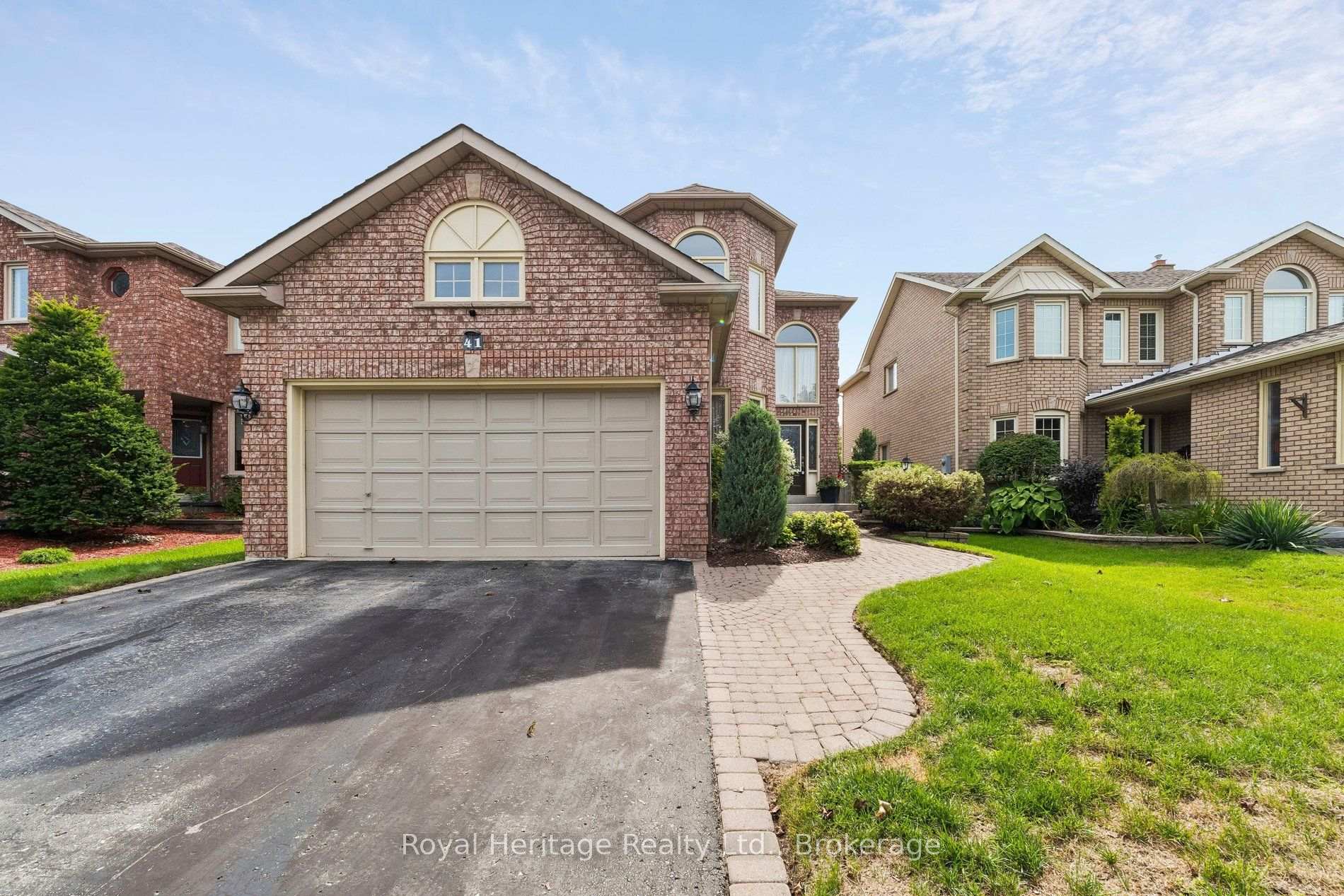 Photo 2 of 41 Winterberry Drive, Whitby, Rolling Acres — HOMEH