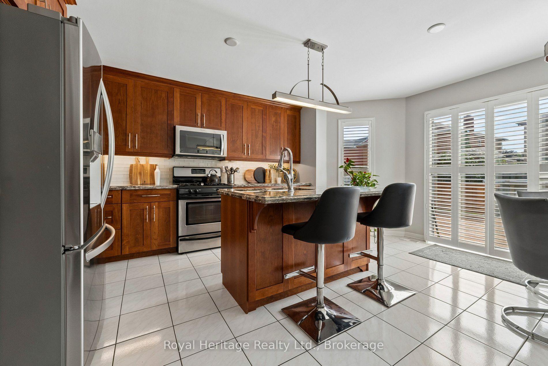 Photo 11 of 41 Winterberry Drive, Whitby, Rolling Acres — HOMEH