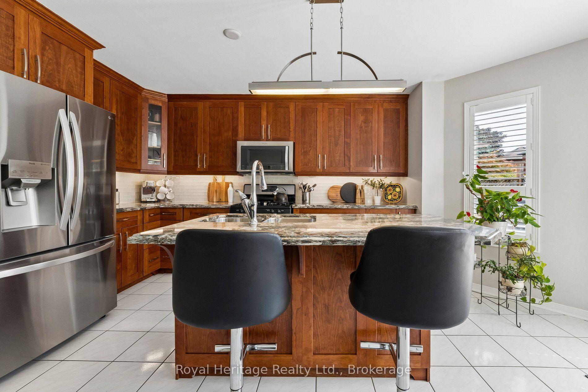 Photo 12 of 41 Winterberry Drive, Whitby, Rolling Acres — HOMEH