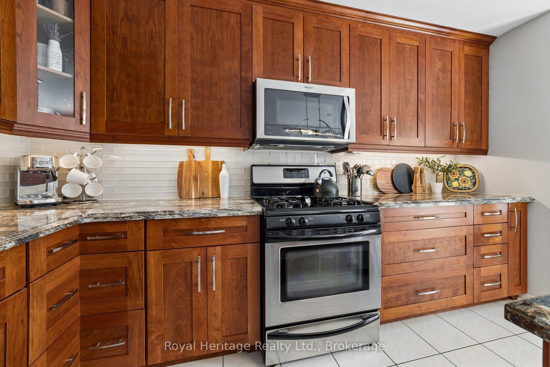 Photo 13 of 41 Winterberry Drive, Whitby, Rolling Acres — HOMEH