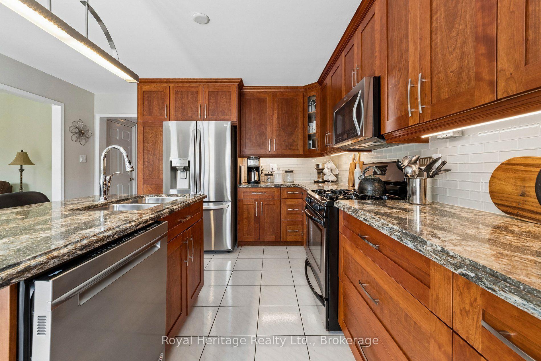 Photo 14 of 41 Winterberry Drive, Whitby, Rolling Acres — HOMEH