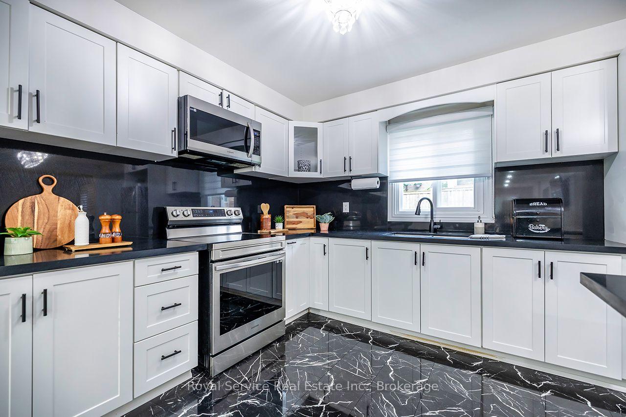 Photo 11 of 61 Adams Drive, Ajax, Central — HOMEH