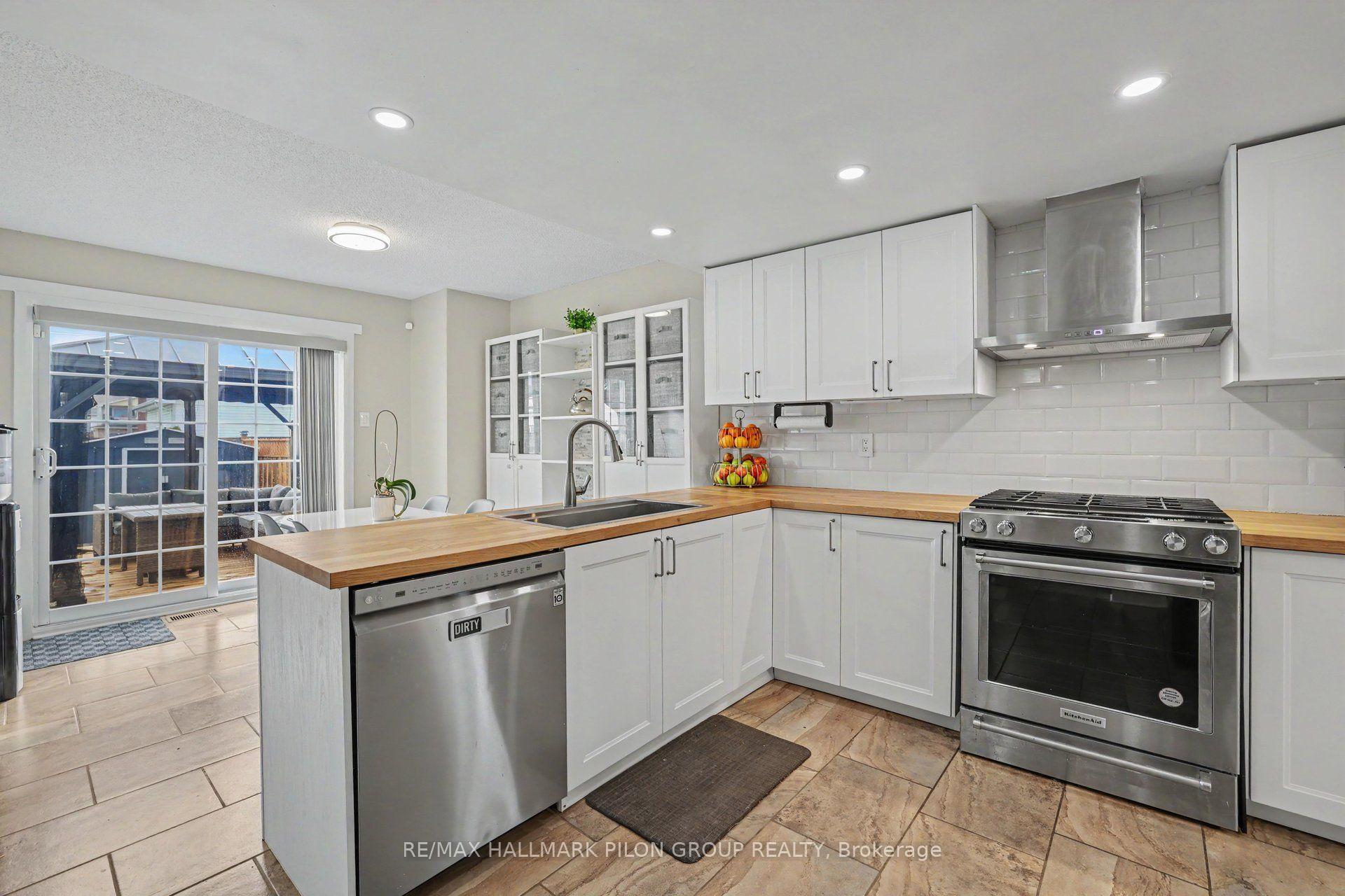 Photo 4 of 1689 Champneuf Drive, Ottawa, Chateauneuf — HOMEH