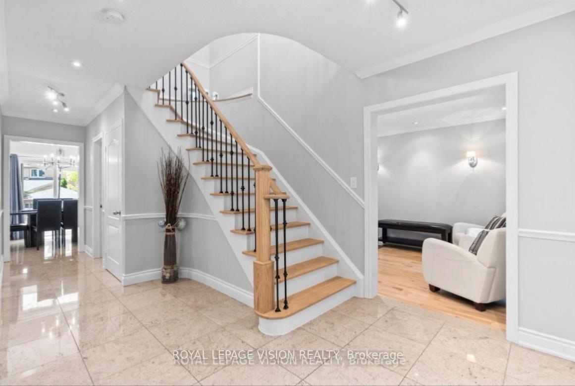 Photo 2 of 91 Princeton Gate, Vaughan, Maple — HOMEH