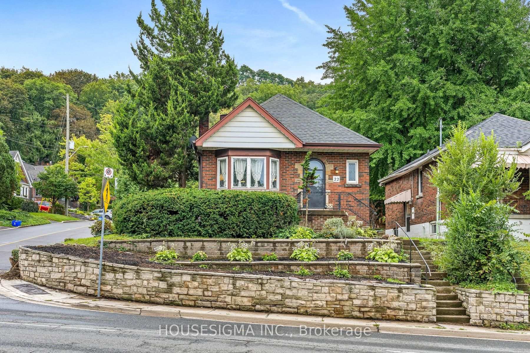 Photo 2 of 22 Arkledun Avenue, Hamilton, Corktown — HOMEH