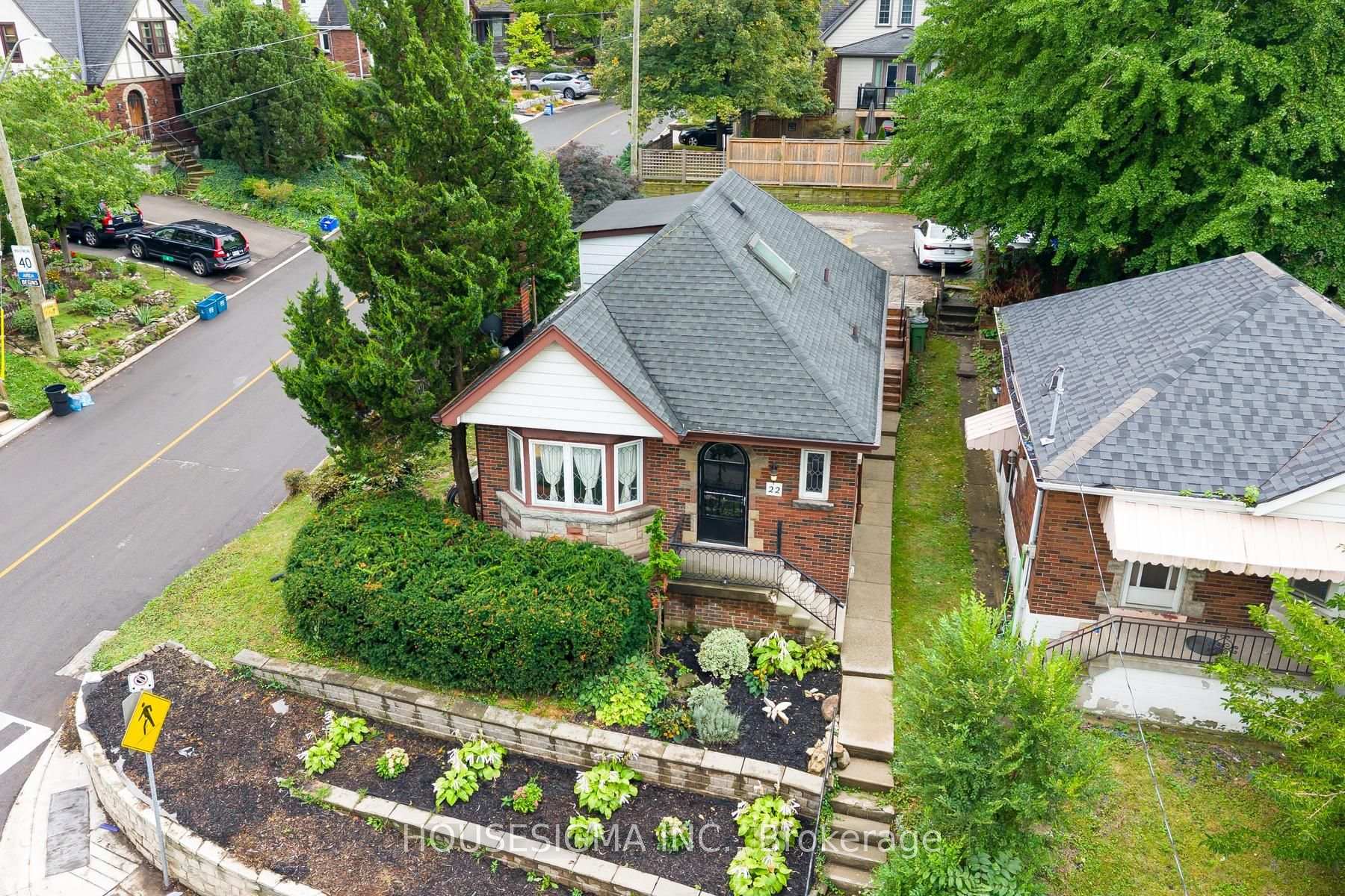 Photo 6 of 22 Arkledun Avenue, Hamilton, Corktown — HOMEH