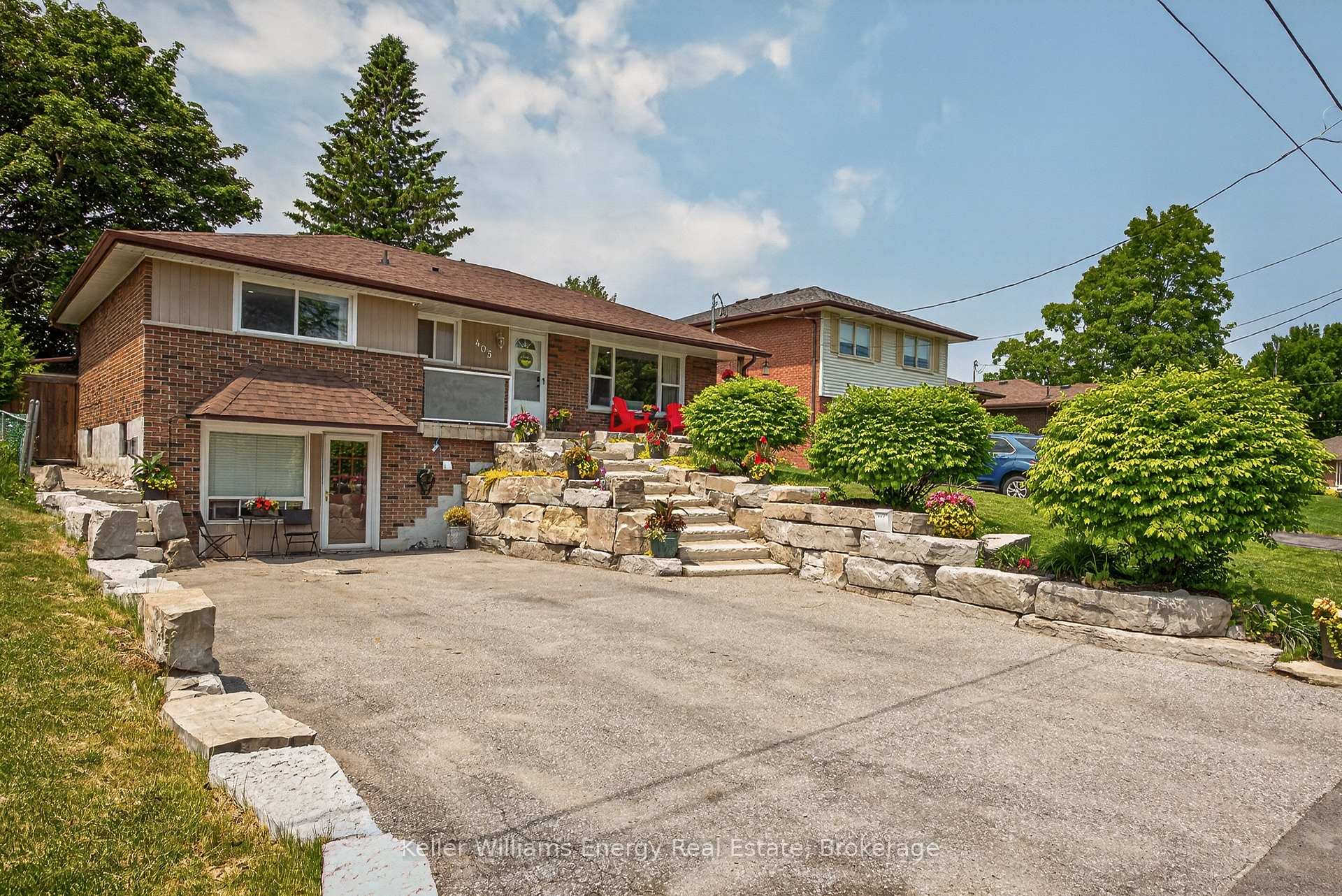 Photo 2 of 405 Bernhard Crescent, Oshawa, O'Neill — HOMEH
