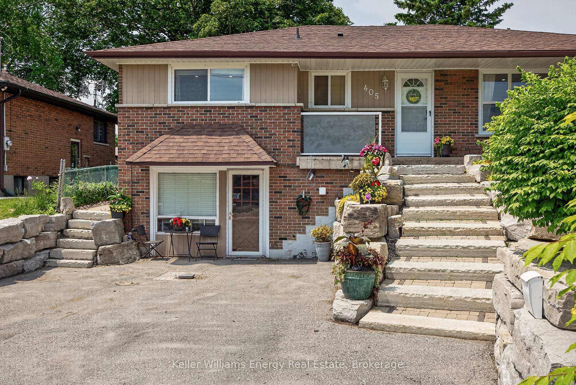Photo 4 of 405 Bernhard Crescent, Oshawa, O'Neill — HOMEH