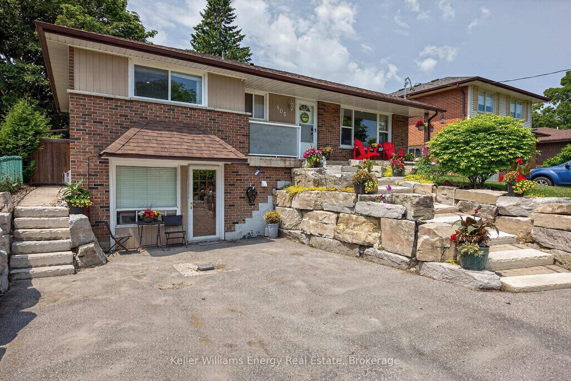 Photo 5 of 405 Bernhard Crescent, Oshawa, O'Neill — HOMEH