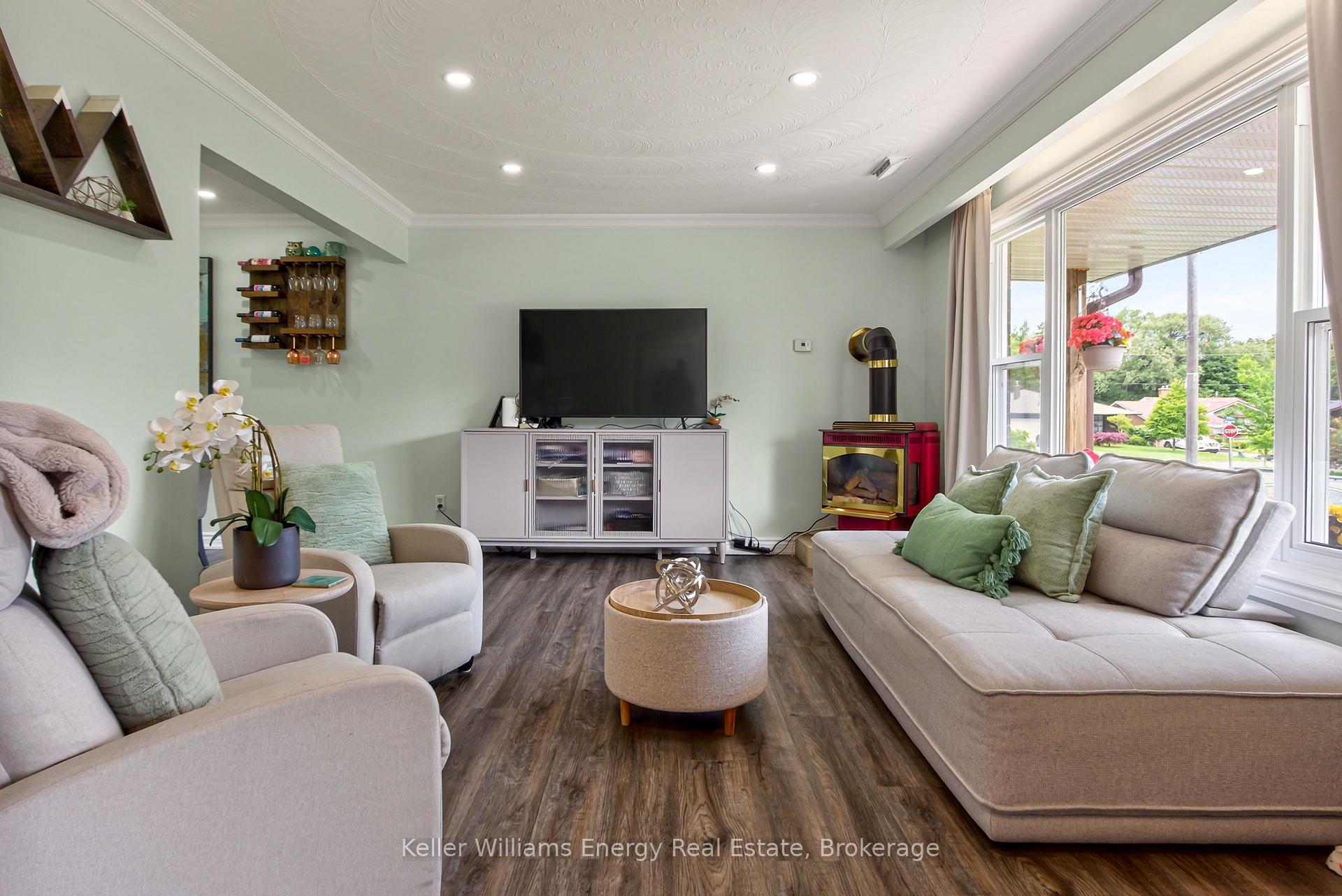 Photo 8 of 405 Bernhard Crescent, Oshawa, O'Neill — HOMEH