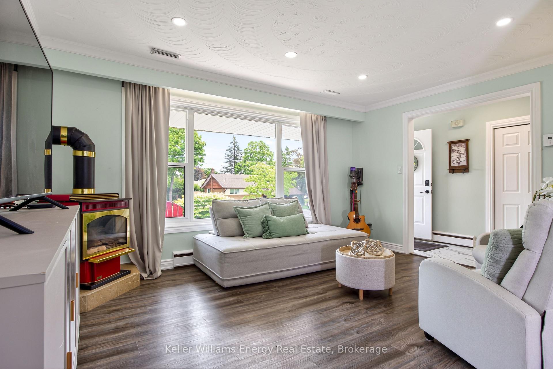 Photo 9 of 405 Bernhard Crescent, Oshawa, O'Neill — HOMEH