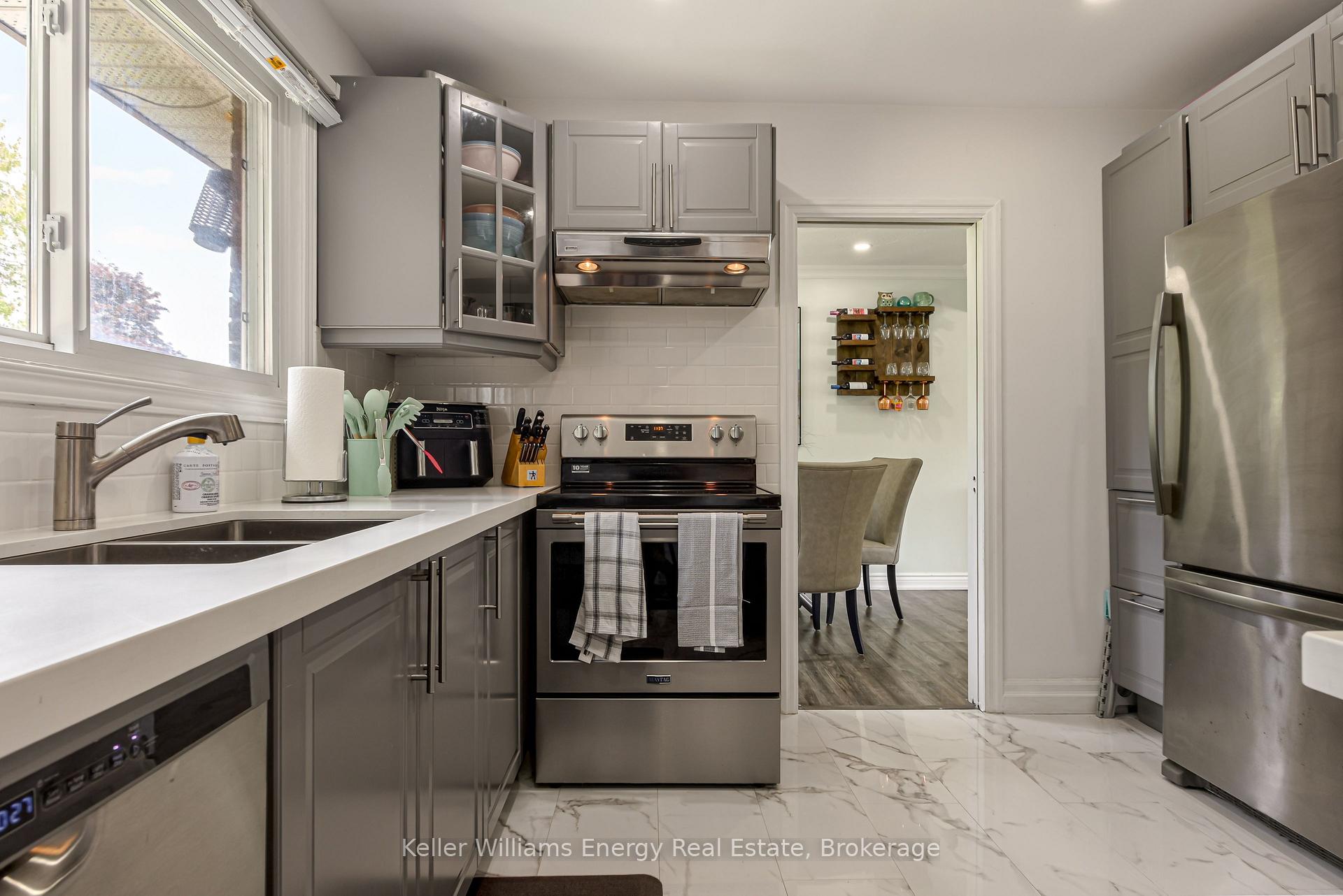 Photo 14 of 405 Bernhard Crescent, Oshawa, O'Neill — HOMEH