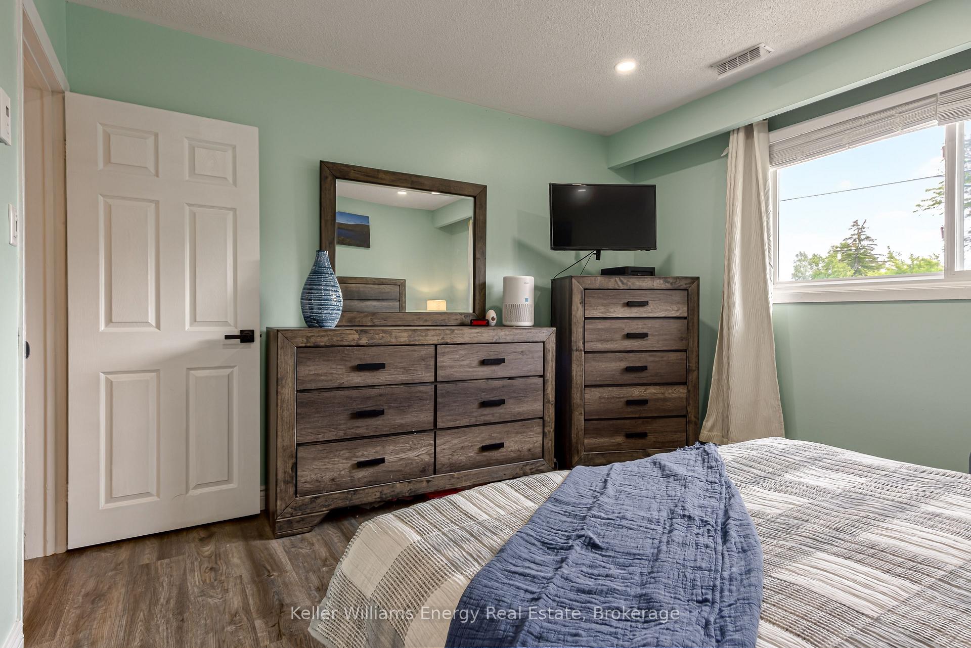Photo 18 of 405 Bernhard Crescent, Oshawa, O'Neill — HOMEH