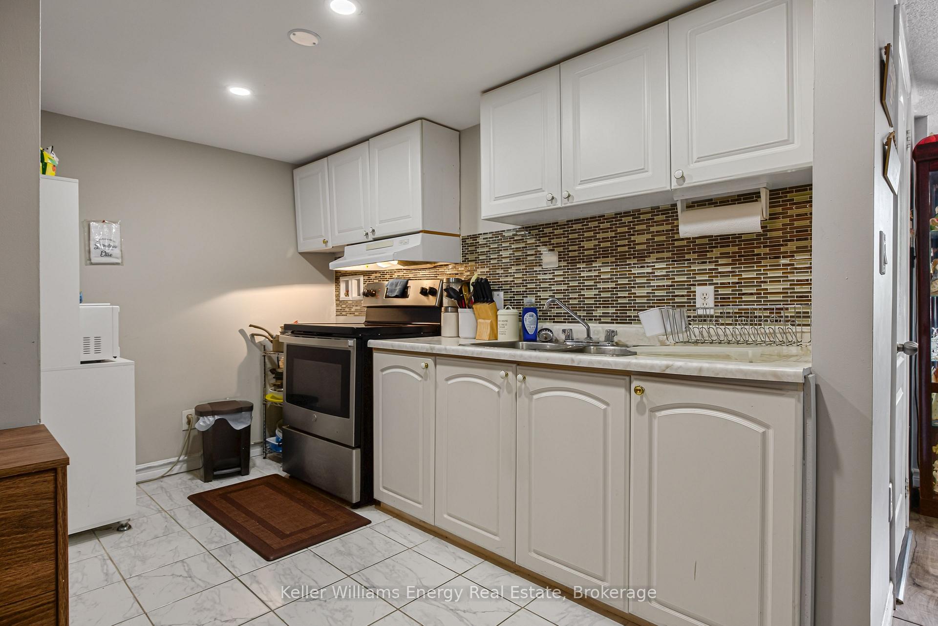 Photo 29 of 405 Bernhard Crescent, Oshawa, O'Neill — HOMEH