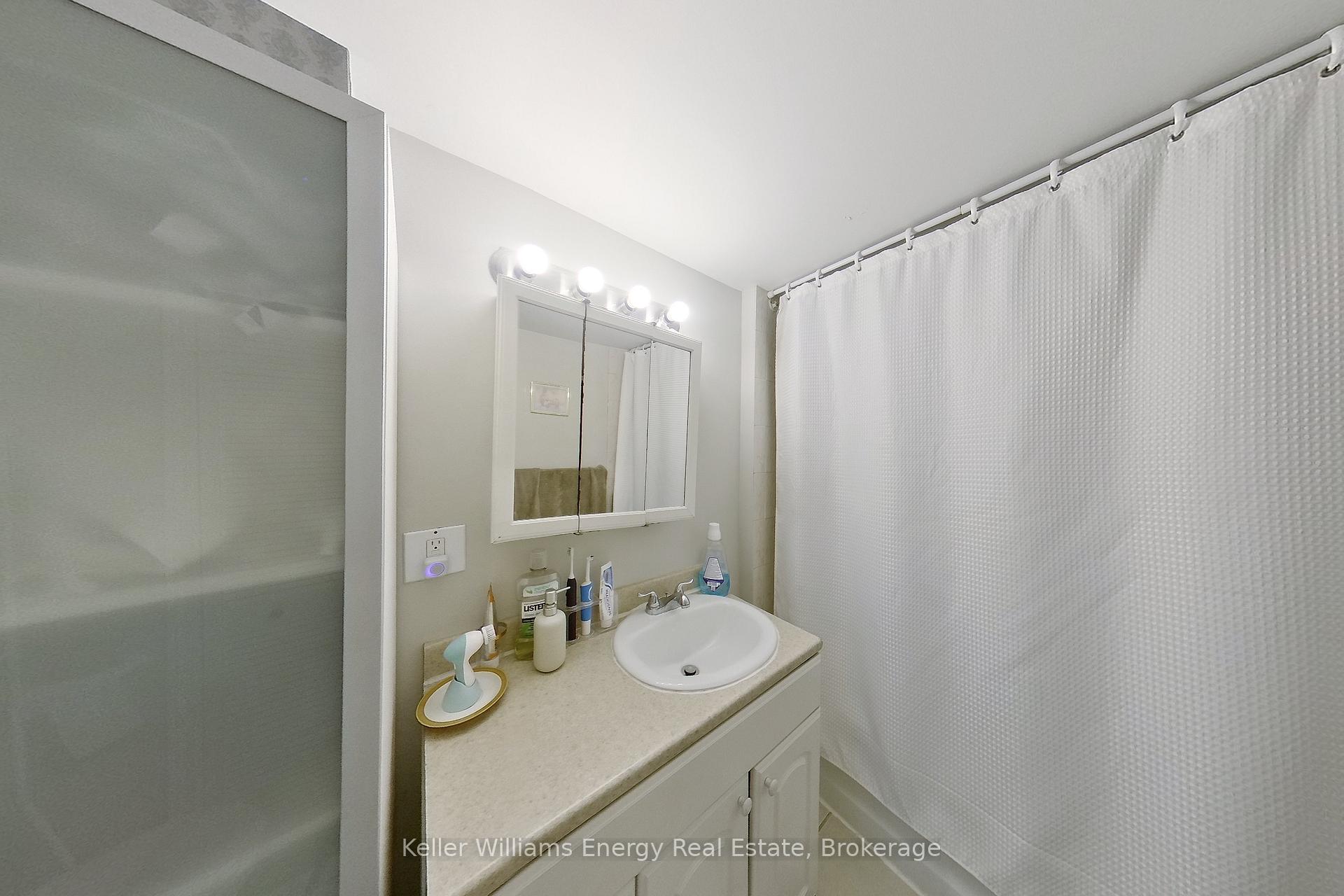 Photo 33 of 405 Bernhard Crescent, Oshawa, O'Neill — HOMEH