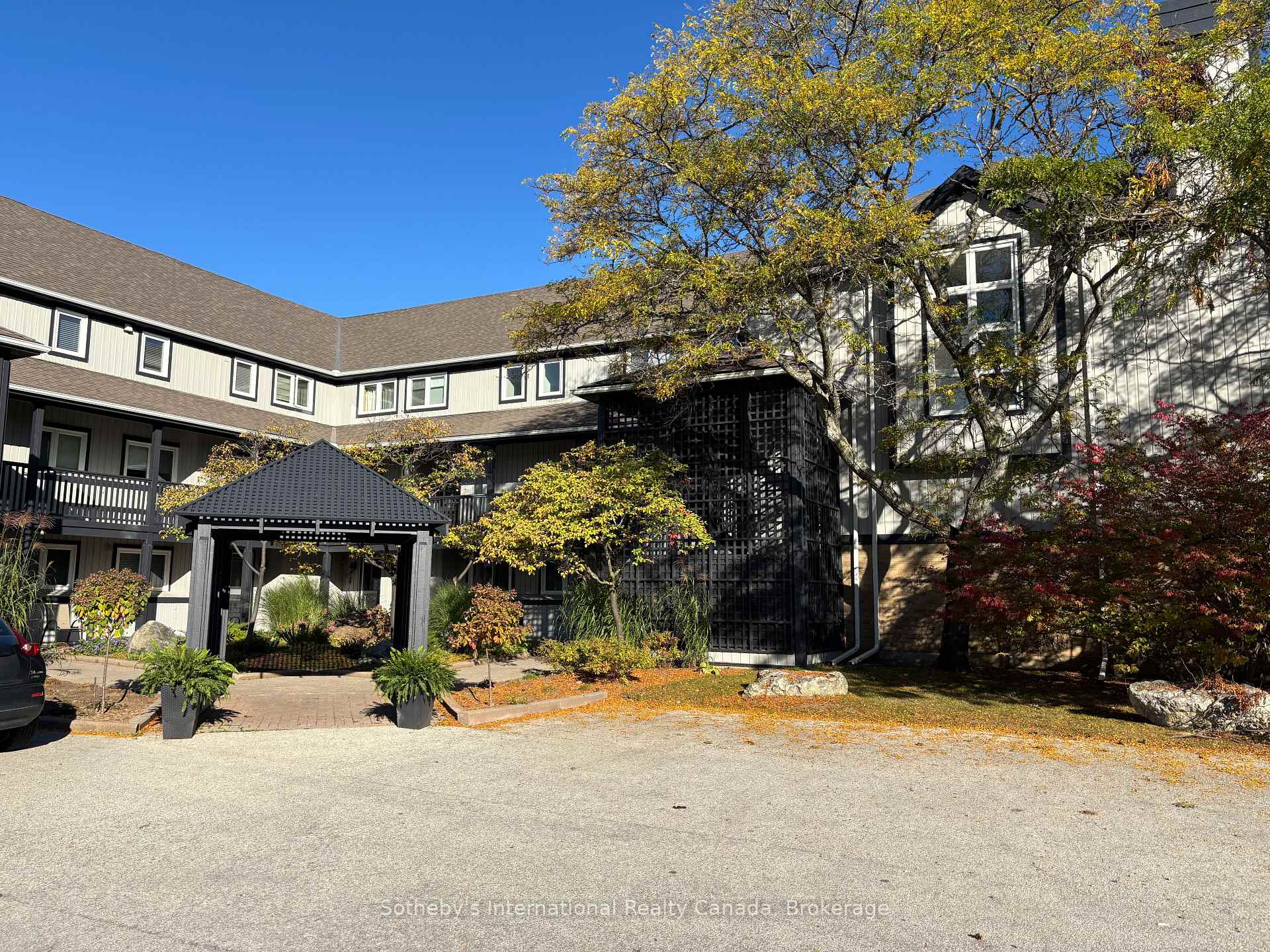 Photo 1 of 826 Suncrest Circle, Collingwood — HOMEH